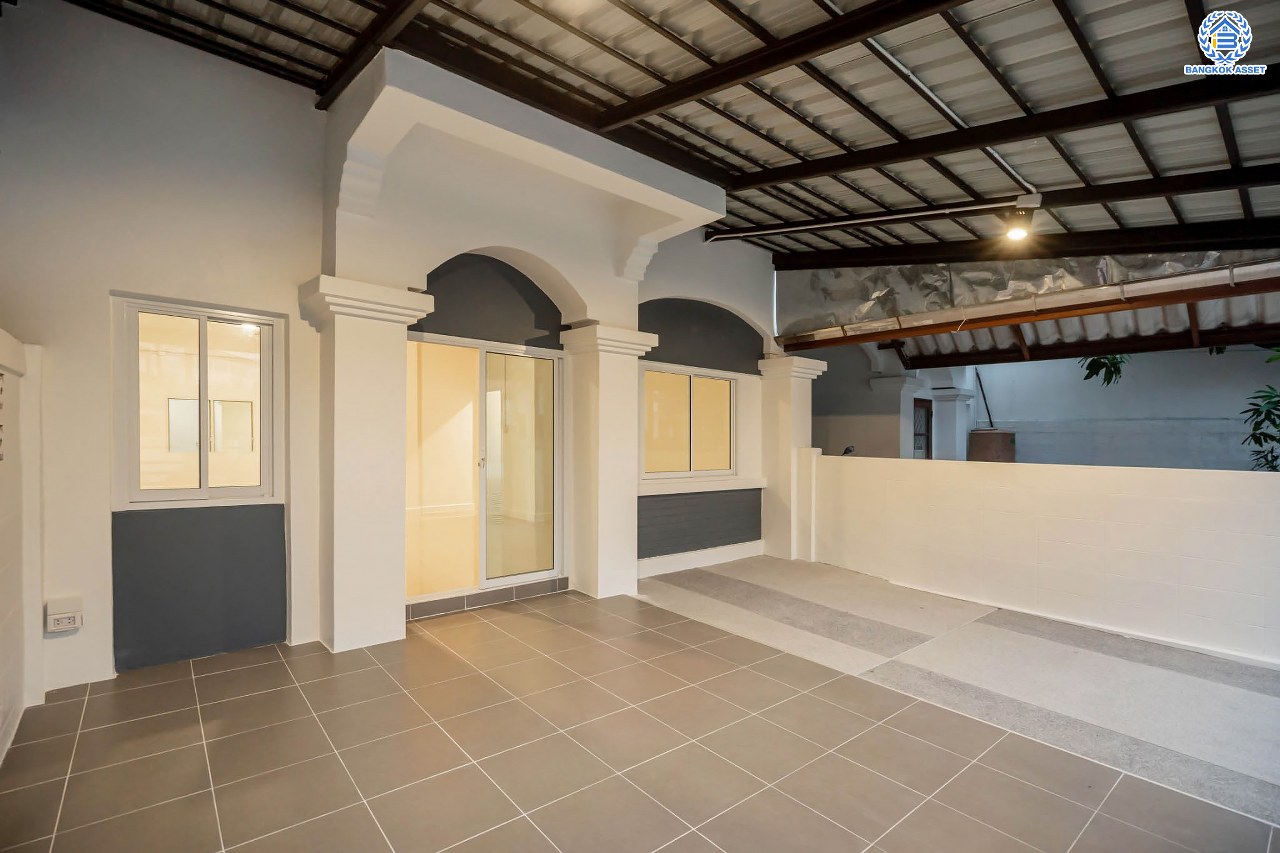 บ้านมือสองตกแต่งใหม่ โครงการ สวนกุหลาบ ติวานนท์-แจ้งวัฒนะ ติดถนนติวานนท์ ใกล้โรงเรียนสวนกุหลาบวิทยาลัย เนื้อที่ 27 ตร.ว. ฟังก์ชัน 3 ห้องนอน 2 ห้องน้ำ จอดรถได้ 1 คัน บนทำเลใกล้จุดขึ้นทางด่วน "ศรีรัช" และรถไฟฟ้าสายสีชมพู "สถานีปากเกร็ด"